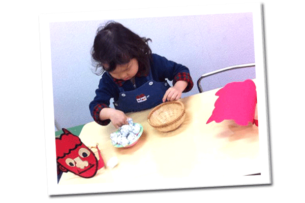 鬼のお面を作る子供の制作風景