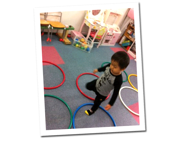 音楽に合わせてジャンプする子供たち