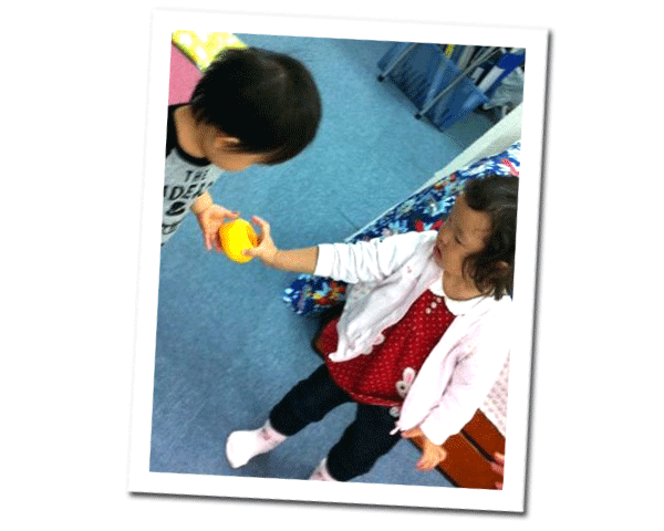 友達と関わりながら学ぶ子供