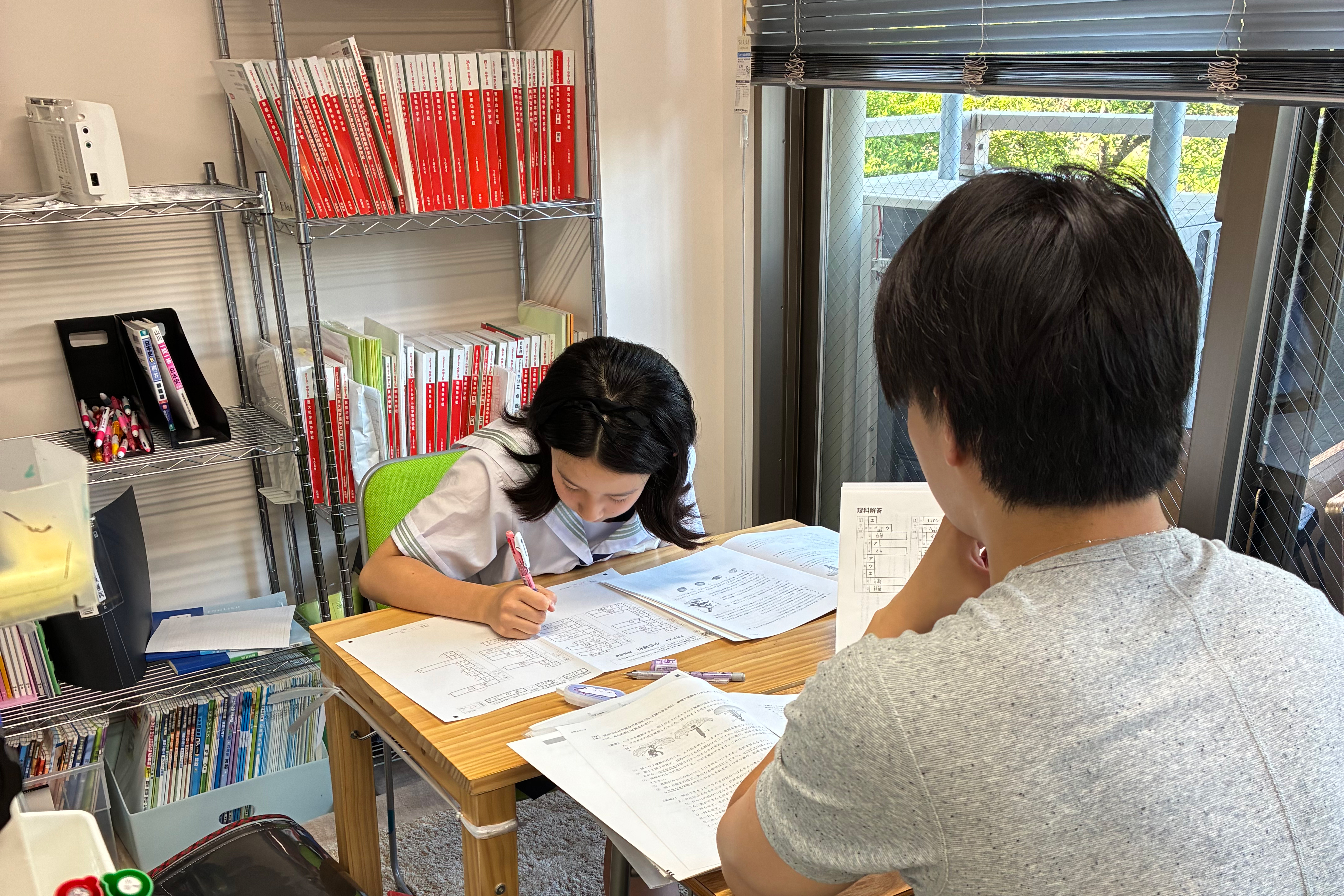 小学生の子供たちが熱心に勉強する様子