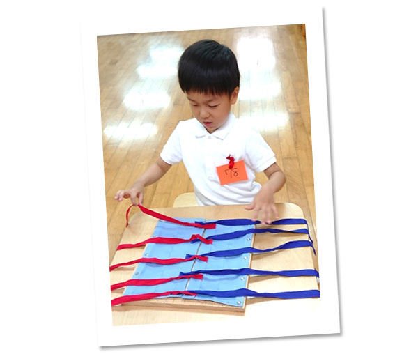 知育玩具で思考力を養う子供