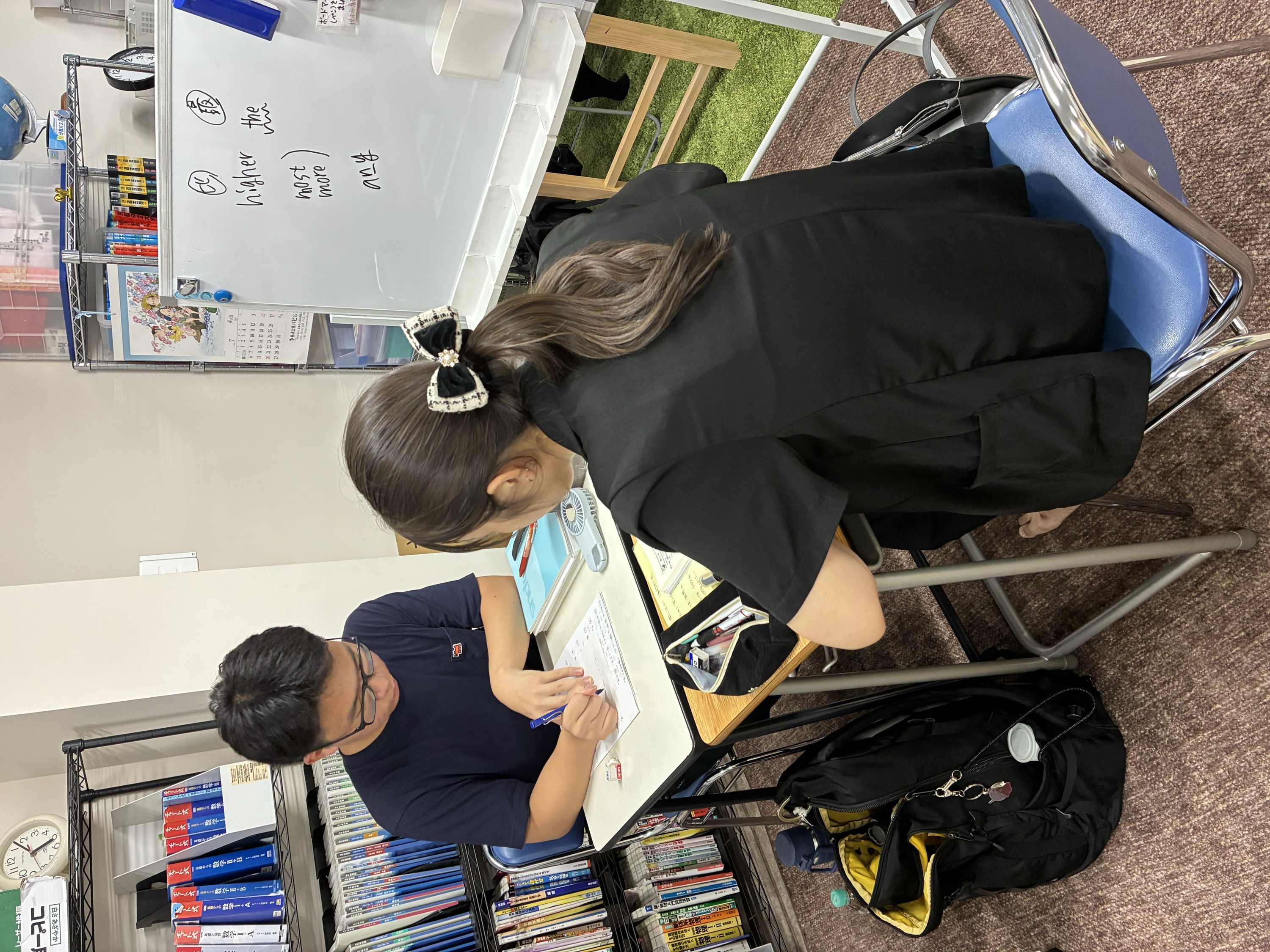 中高生が個別指導を受ける様子