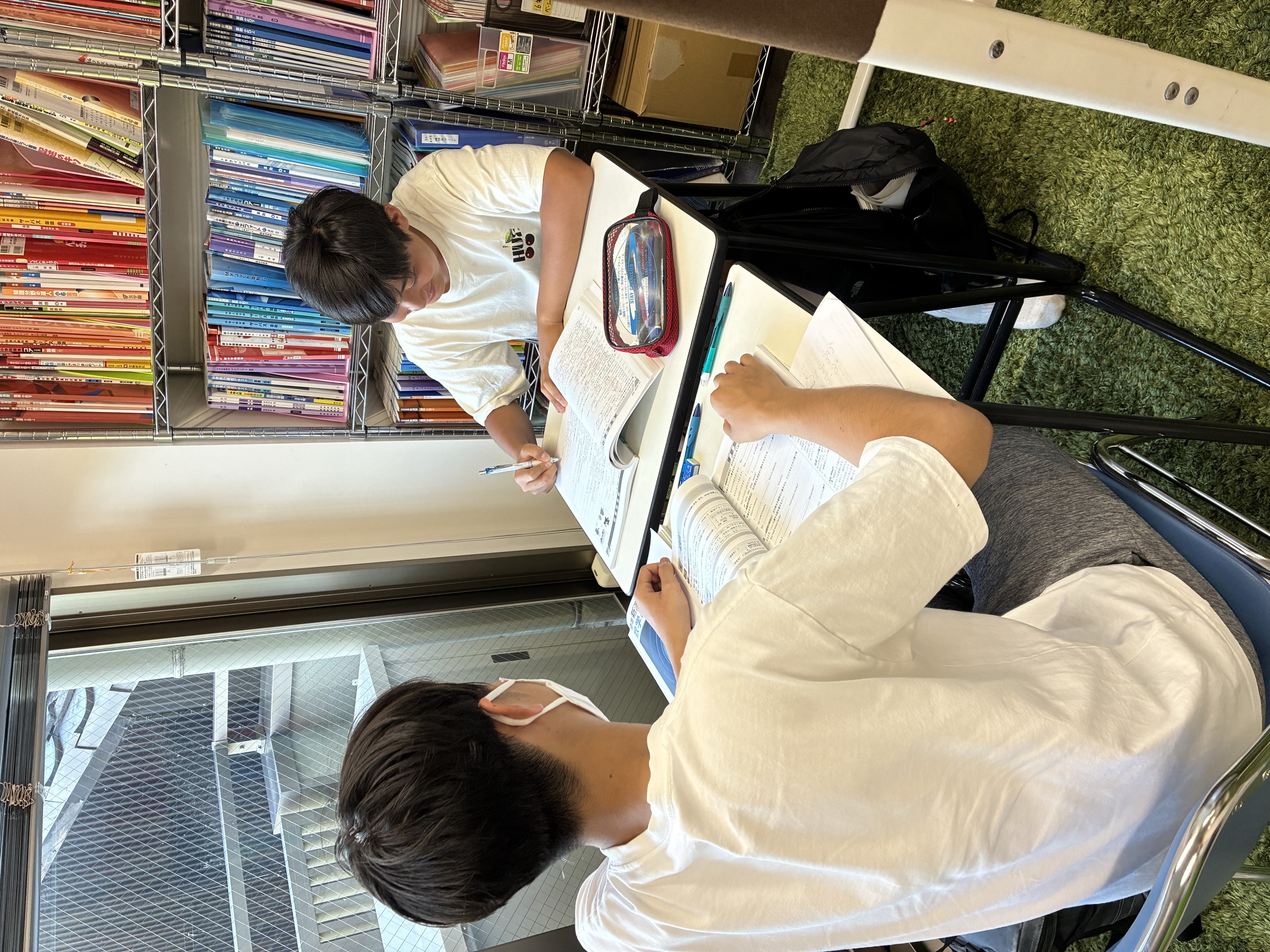 中高生が集中して学習する様子