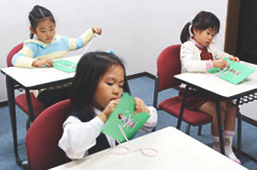 子供たちが自然の中で体験学習する様子