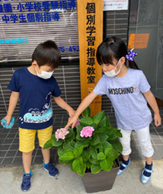 子供が一人で知育玩具に取り組む様子